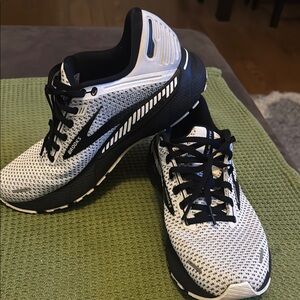 Brooks Black and White Adrenaline GTS 22